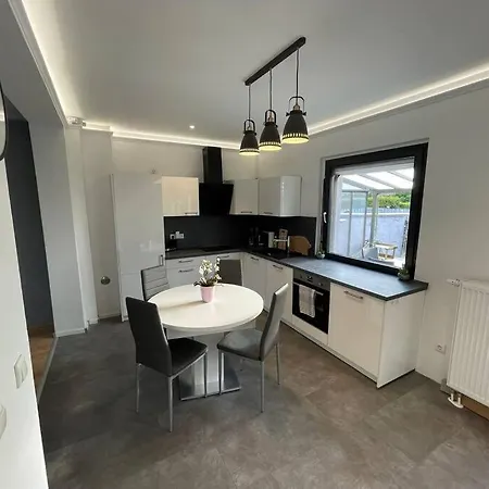 بيت للعطل Schoenes Reihenhaus Mit Garten ماغديبورغ